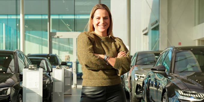 De ideale automotive service advisor? Die is zowel communicatief sterk als technisch aangelegd. En daardoor… bijzonder moeilijk te vinden. Dus gingen we te rade bij de experts Talent Lab. Zij creëerden een traject op maat, waarbij ze mensen met de juiste motivatie in sneltempo klaarstoomden voor de job. Met succes.